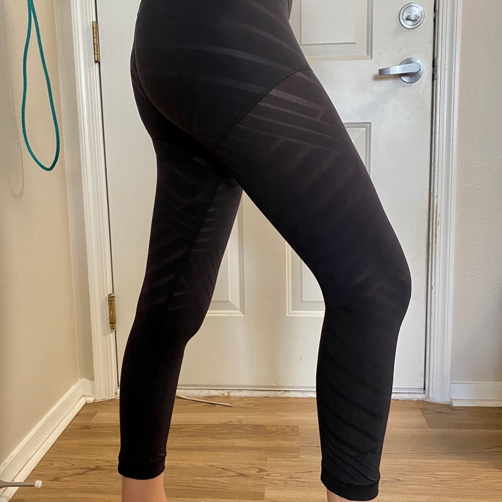 Lululemon crop mesh size 4 black